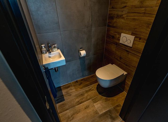 Essplatz im Freien im Ferienhaus 35 - 8A Blauwborst - BLV Kleingartenanlage Nr. 3 in De Koog, Texel, mit Liegestuehlen.