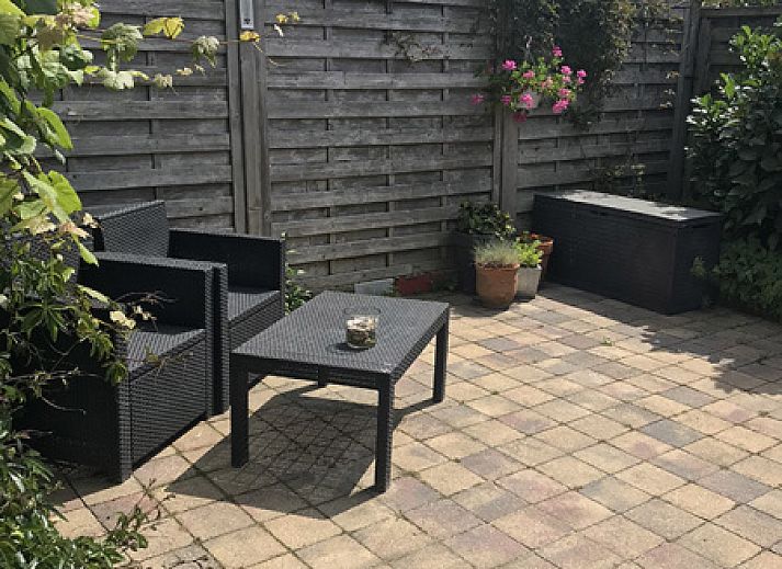 Bright interior of Zomerhuisje Schoo in De Koog, Texel, ideal vacation home on the Wadden Islands.