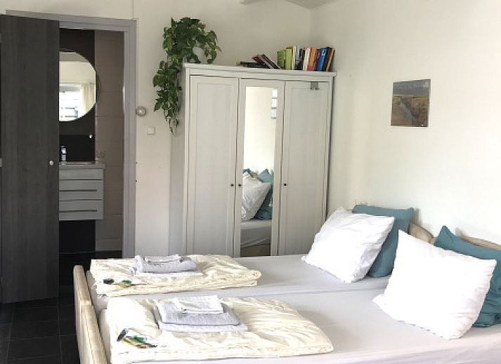 Bright interior of Zomerhuisje Schoo in De Koog, Texel, ideal vacation home on the Wadden Islands.