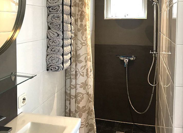 Bright interior of Zomerhuisje Schoo in De Koog, Texel, ideal vacation home on the Wadden Islands.