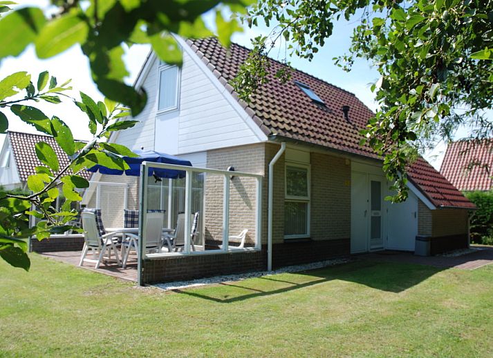 Villa 3, vacation home in De Koog Texel, with sunny terrace and green garden.