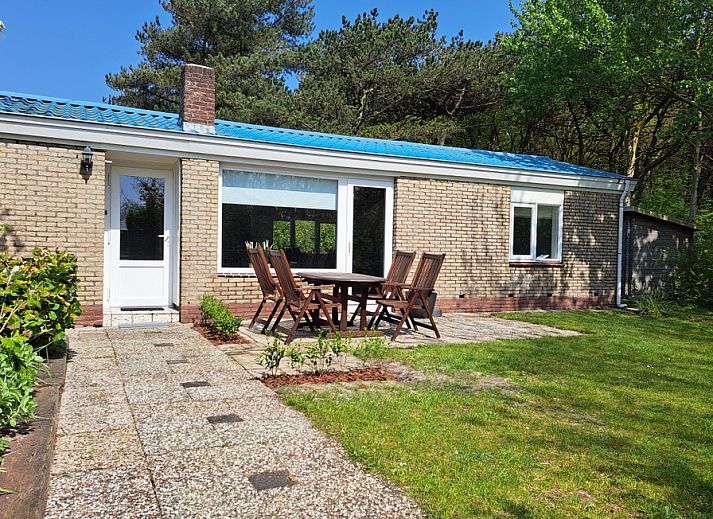 Bungalowpark Hoog Koog vacation home Hoog Koog 10 in De Koog, Texel with sunny terrace and green garden.