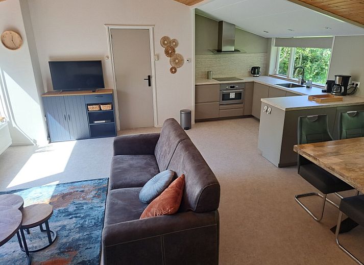 Bungalowpark Hoog Koog vacation home Hoog Koog 10 in De Koog, Texel with sunny terrace and green garden.