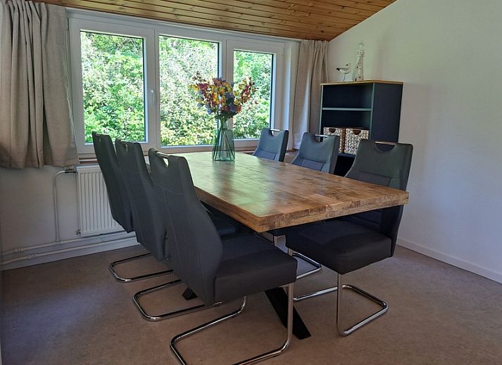 Bungalowpark Hoog Koog vacation home Hoog Koog 10 in De Koog, Texel with sunny terrace and green garden.
