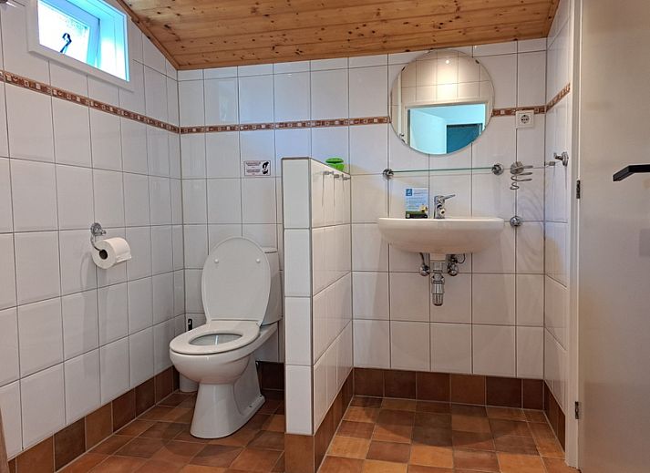 Modern living room in vacation home Hoog Koog 10, Bungalowpark Hoog Koog, De Koog, Texel with open kitchen.