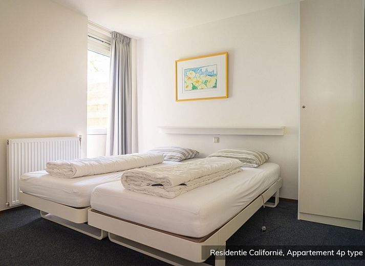Cozy dining room in Type 4 accommodation, De Koog, Texel. Modern decor with green accents.