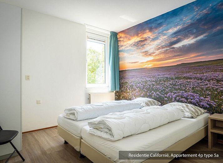 Stilvolle Sitzecke im Ferienhaus Typ 5A, De Koog, Texel, mit weichen Sofas und Couchtisch aus Holz.