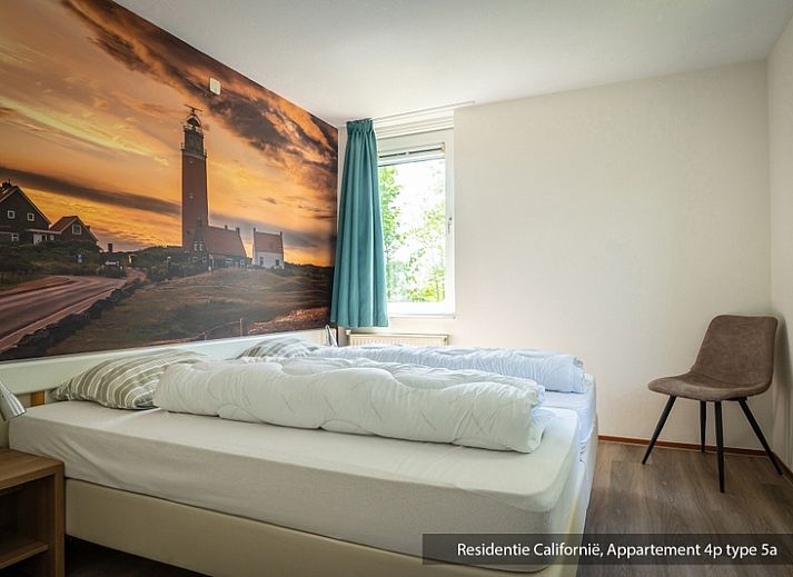 Stilvolle Sitzecke im Ferienhaus Typ 5A, De Koog, Texel, mit weichen Sofas und Couchtisch aus Holz.