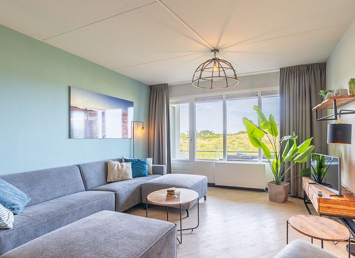 Gemuetliches Wohnzimmer der Ferienwohnung Juliana 044 Insel- und Meerblick in De Koog, Texel mit Blick auf die Duenen.