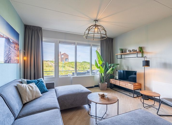 Gemuetliches Wohnzimmer der Ferienwohnung Juliana 044 Insel- und Meerblick in De Koog, Texel mit Blick auf die Duenen.