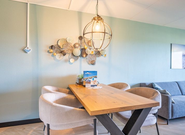 Moderne Sitzecke im Appartement Juliana 044 Insel- und Meerblick, De Koog, Texel mit bequemem Sofa.