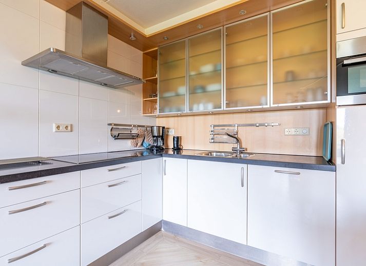 Moderne Sitzecke im Appartement Juliana 044 Insel- und Meerblick, De Koog, Texel mit bequemem Sofa.