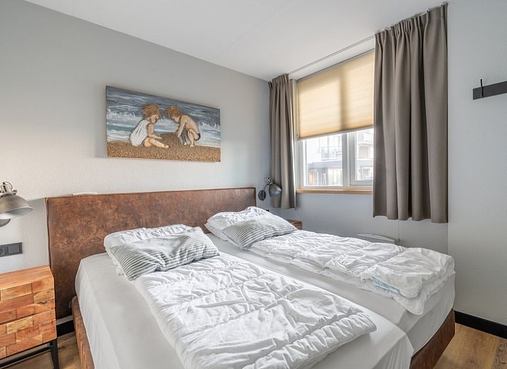 Moderne Sitzecke im Appartement Juliana 044 Insel- und Meerblick, De Koog, Texel mit bequemem Sofa.