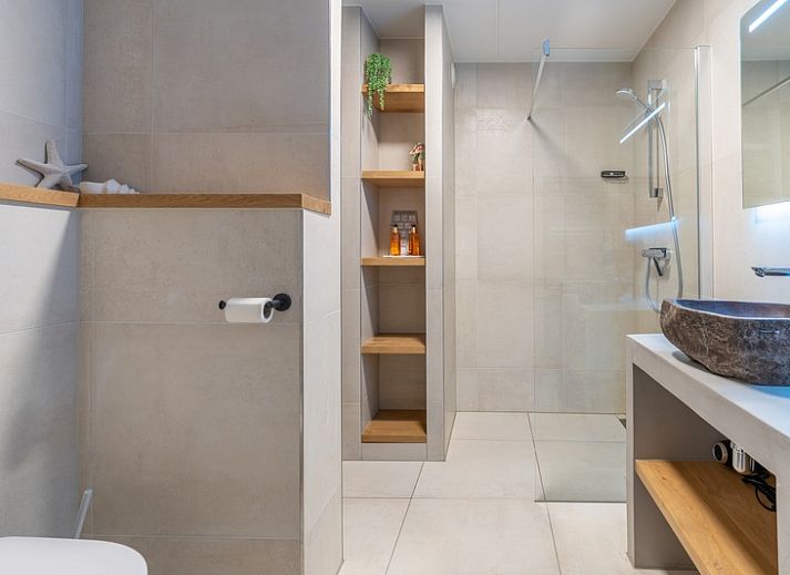 Moderne Sitzecke im Appartement Juliana 044 Insel- und Meerblick, De Koog, Texel mit bequemem Sofa.