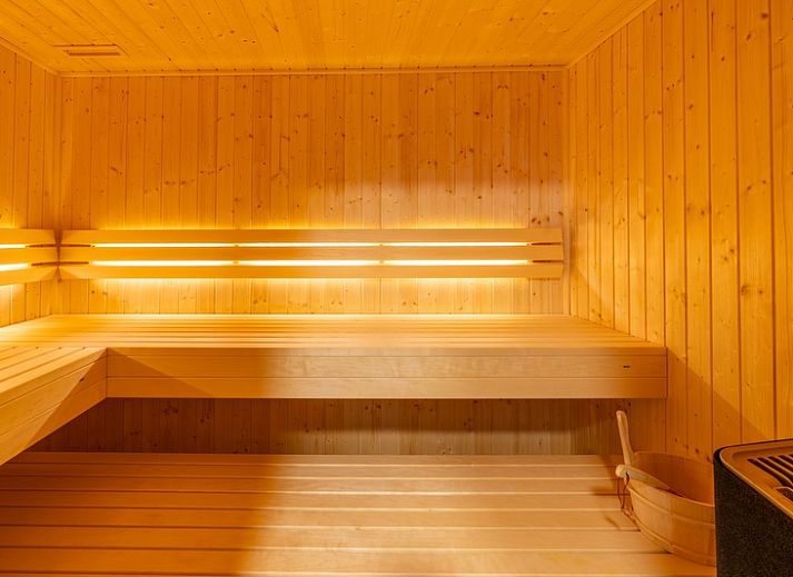 Heller Wohnraum im Apartment Juliana 044 Insel- und Meerblick, De Koog, Texel mit grossen Fenstern.