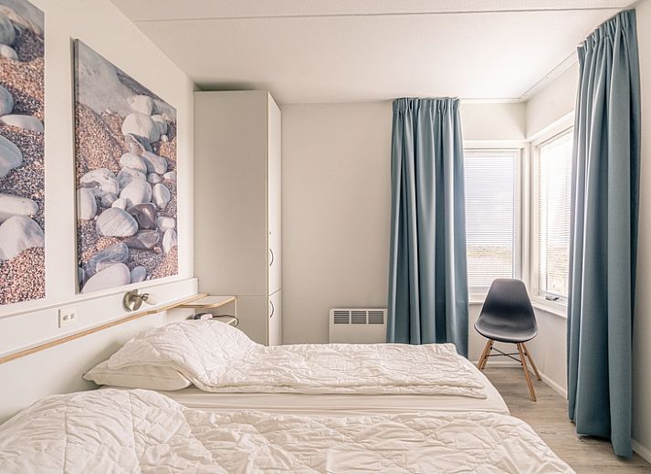 Stilvolle Sitzecke im Appartement Juliana 132 Eilandzicht, De Koog, Texel mit Blick auf die Duenen.