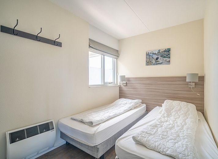 Stilvolle Sitzecke im Appartement Juliana 132 Eilandzicht, De Koog, Texel mit Blick auf die Duenen.