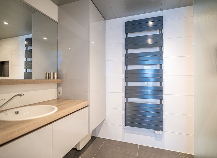 Stilvolle Sitzecke im Appartement Juliana 132 Eilandzicht, De Koog, Texel mit Blick auf die Duenen.