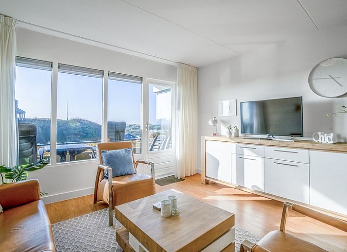 Gemuetliches Wohnzimmer im Appartement Juliana 052 Insel- und Meerblick, De Koog, Texel mit schoener Aussicht auf die Duenen.