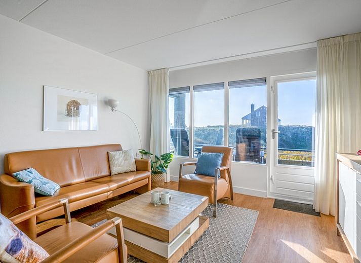 Gemuetliches Wohnzimmer im Appartement Juliana 052 Insel- und Meerblick, De Koog, Texel mit schoener Aussicht auf die Duenen.