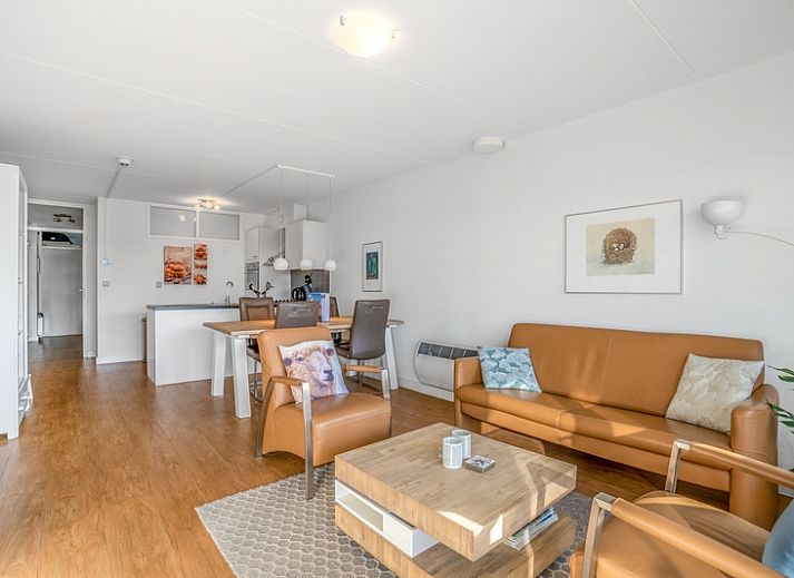 Gemuetliches Wohnzimmer im Appartement Juliana 052 Insel- und Meerblick, De Koog, Texel mit schoener Aussicht auf die Duenen.