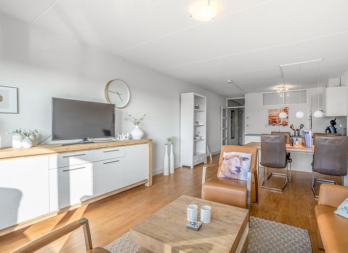 Gemuetliches Wohnzimmer im Appartement Juliana 052 Insel- und Meerblick, De Koog, Texel mit schoener Aussicht auf die Duenen.