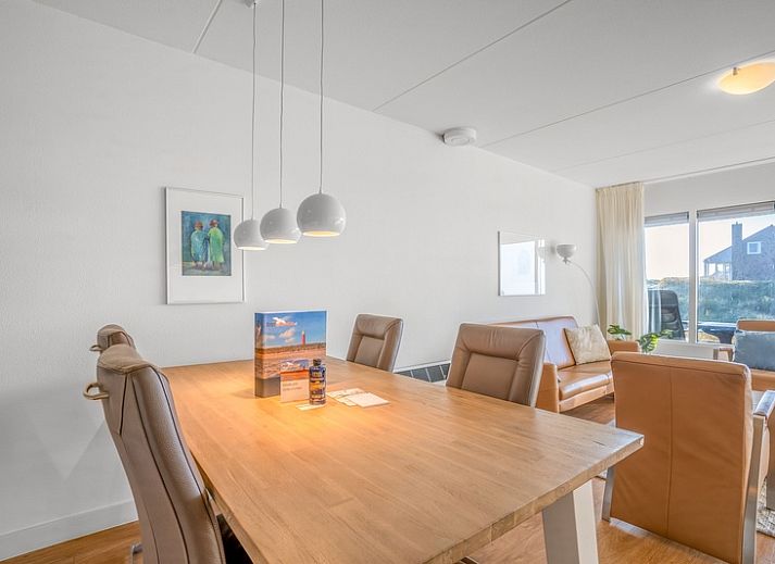 Heller Innenraum mit gemuetlicher Sitzecke im Appartement Juliana 052 Eiland en Zeezicht, De Koog, Texel.