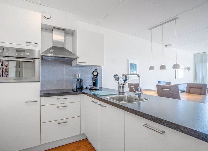 Heller Innenraum mit gemuetlicher Sitzecke im Appartement Juliana 052 Eiland en Zeezicht, De Koog, Texel.