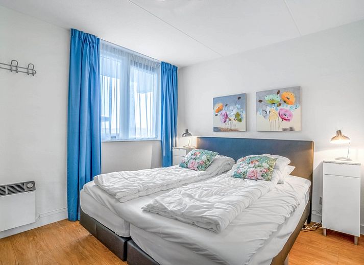 Heller Innenraum mit gemuetlicher Sitzecke im Appartement Juliana 052 Eiland en Zeezicht, De Koog, Texel.