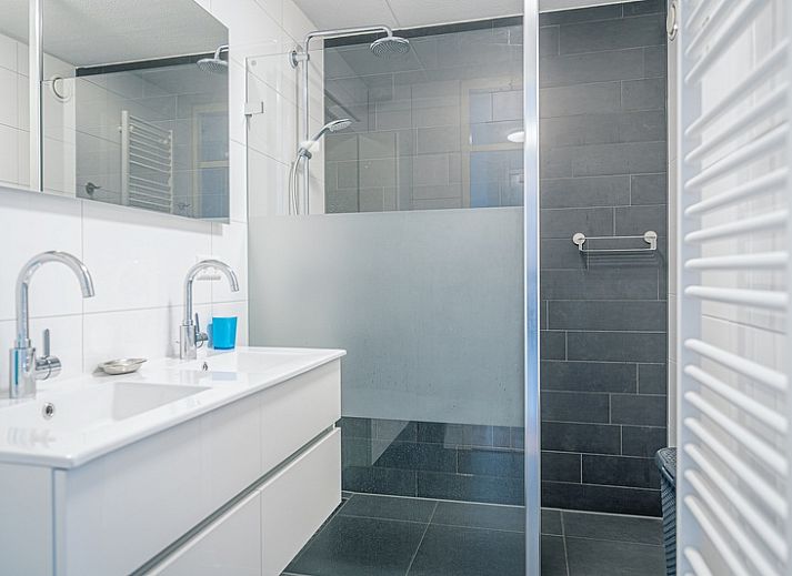 Heller Innenraum mit gemuetlicher Sitzecke im Appartement Juliana 052 Eiland en Zeezicht, De Koog, Texel.