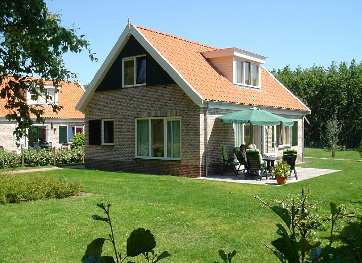 Sonniger Garten im 6-Personen-Ferienhaus mit Sauna, De Koog, Texel