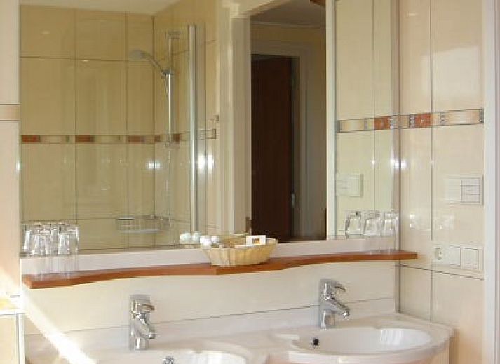 Sonniger Garten im 6-Personen-Ferienhaus mit Sauna, De Koog, Texel