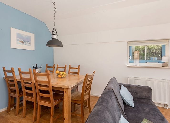 Bungalow T6AM in De Koog, Texel mit sonniger Terrasse und gruenem Garten, ideal fuer einen erholsamen Urlaub auf den Watteninseln.