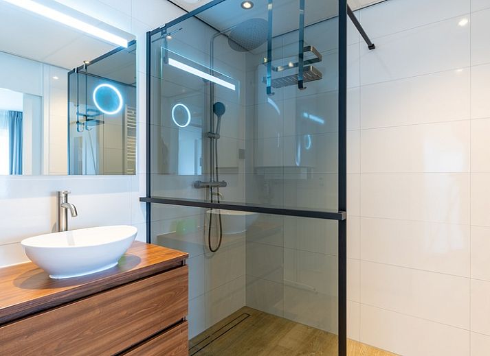 Sitzecke im Appartement Juliana 076 Eilandzicht, De Koog, Texel, mit Blick auf die Natur und einer einladenden Atmosphaere.