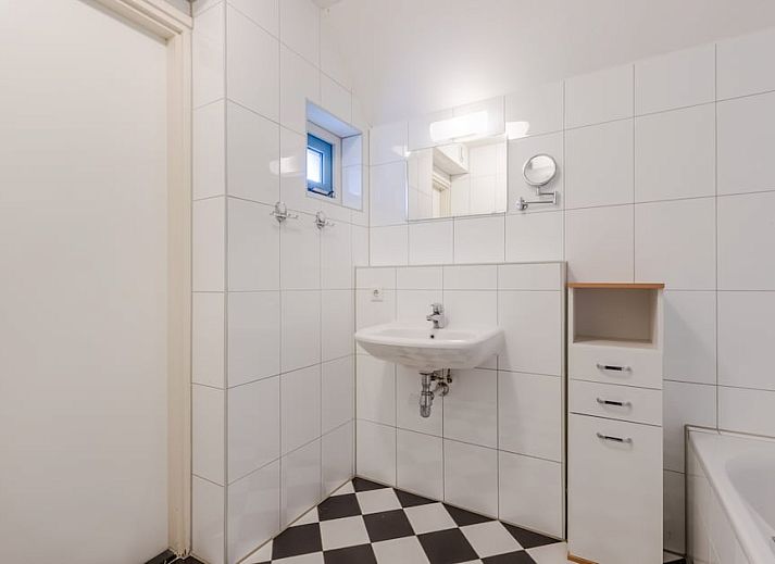 Bungalow T6AB in De Koog, Texel met rieten dak en zonnig terras, omgeven door groene natuur en rustige omgeving op de Waddeneilanden.