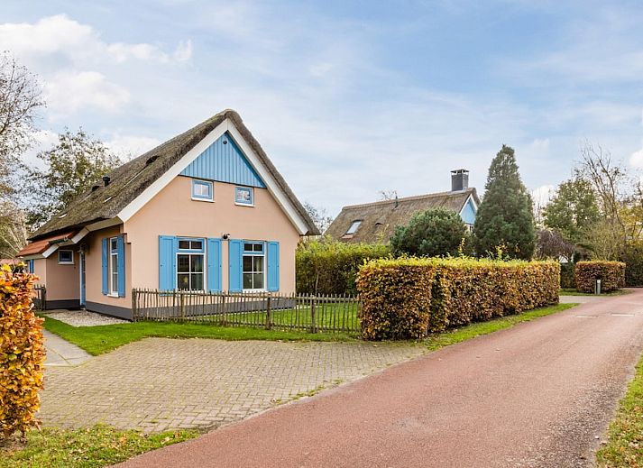 Bungalow T6AB in De Koog, Texel met rieten dak en zonnig terras, omgeven door groene natuur en rustige omgeving op de Waddeneilanden.