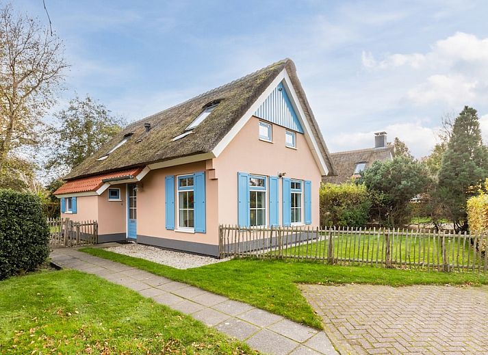 Bungalow T6AB in De Koog, Texel met rieten dak en zonnig terras, omgeven door groene natuur en rustige omgeving op de Waddeneilanden.