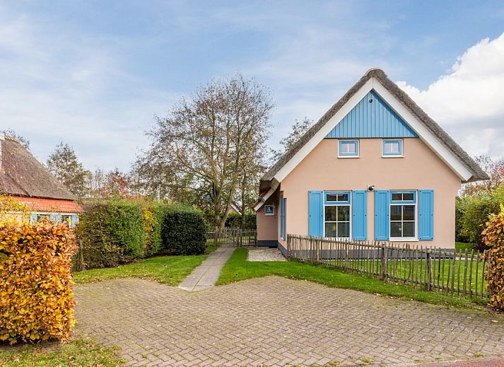 Bungalow T6AB in De Koog, Texel met rieten dak en zonnig terras, omgeven door groene natuur en rustige omgeving op de Waddeneilanden.