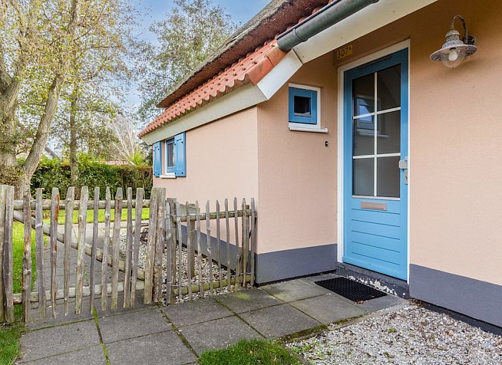 Moderne badkamer in bungalow T6AB, De Koog, Texel, met strakke witte tegels en stijlvolle wastafel voor ultiem comfort op de Waddeneilanden.