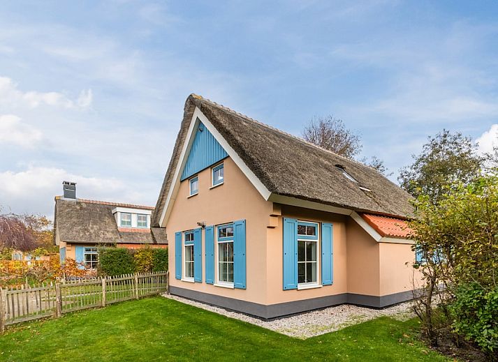 Moderne badkamer in bungalow T6AB, De Koog, Texel, met strakke witte tegels en stijlvolle wastafel voor ultiem comfort op de Waddeneilanden.