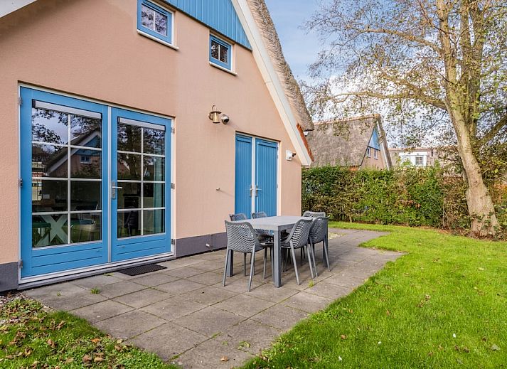 Moderne badkamer in bungalow T6AB, De Koog, Texel, met strakke witte tegels en stijlvolle wastafel voor ultiem comfort op de Waddeneilanden.