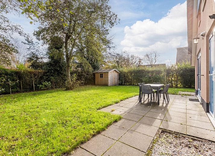 Moderne badkamer in bungalow T6AB, De Koog, Texel, met strakke witte tegels en stijlvolle wastafel voor ultiem comfort op de Waddeneilanden.