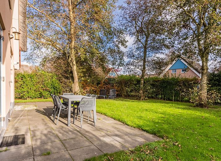 Moderne badkamer in bungalow T6AB, De Koog, Texel, met strakke witte tegels en stijlvolle wastafel voor ultiem comfort op de Waddeneilanden.