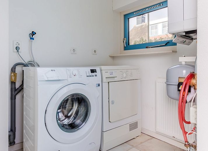 Vakantiehuis T6AB in De Koog, Texel biedt een rustieke uitstraling met rieten dak en omringende natuur op de Waddeneilanden.