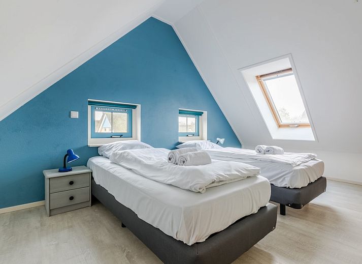 Vakantiehuis T6AB in De Koog, Texel biedt een rustieke uitstraling met rieten dak en omringende natuur op de Waddeneilanden.