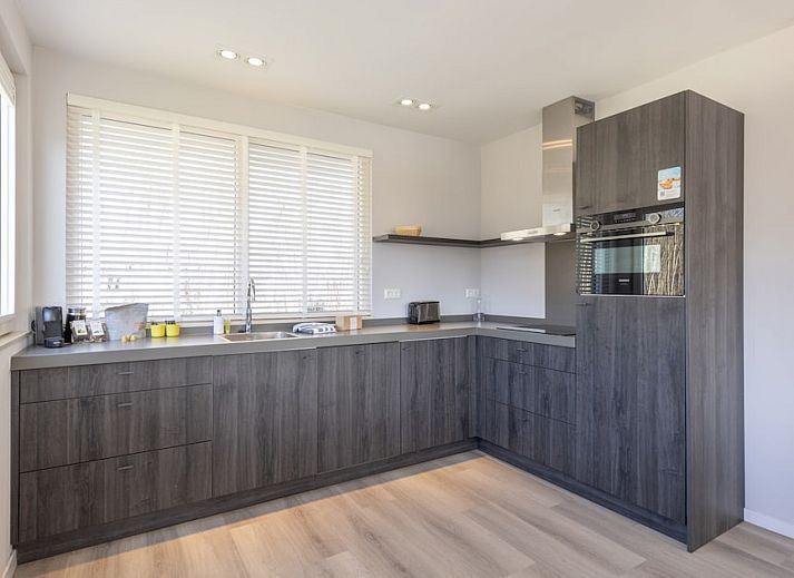 Villa 8 in De Koog, Texel, offers a spacious vacation home with sunny terrace and green garden, ideal for a relaxing stay on the Wadden Islands.