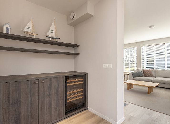 Stylish living room in Villa 8, a vacation home in De Koog, Texel, with comfortable seating area and lots of natural light.