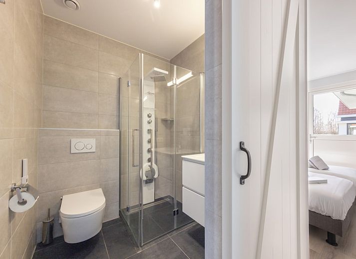 Stylish living room in Villa 8, a vacation home in De Koog, Texel, with comfortable seating area and lots of natural light.