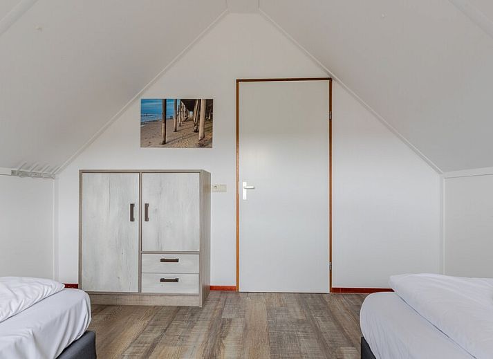 Geraeumiges Schlafzimmer im Bungalow T6B Comfort in De Koog, Texel, mit Holzboden und moderner Einrichtung fuer einen entspannten Urlaub auf den Watteninseln.