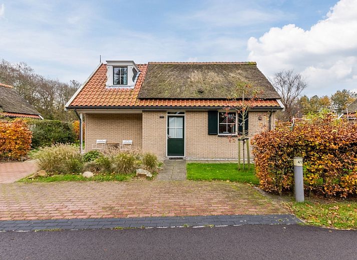 Geraeumiges Schlafzimmer im Bungalow T6B Comfort in De Koog, Texel, mit Holzboden und moderner Einrichtung fuer einen entspannten Urlaub auf den Watteninseln.